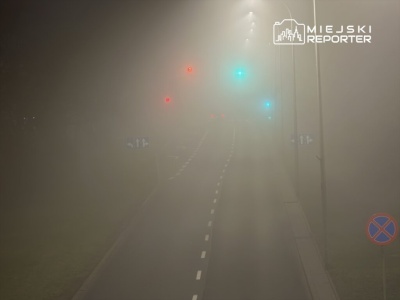 Gęsta mgła nad Warszawą. IMGW ostrzega kierowców