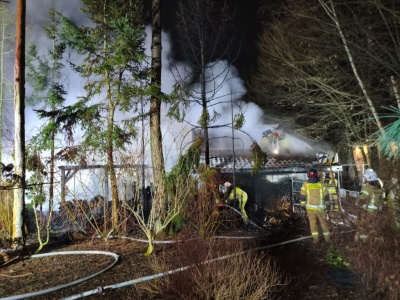 Pożar wiaty na drewno i budynku gospodarczego. Z ogniem walczyło 9 zastępów straży pożarnej