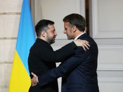 Macron rozmawiał z Trumpem. Relacjonował spotkanie z Zełenskim