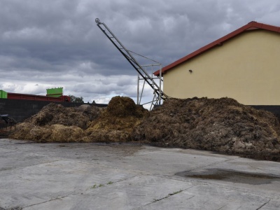 Płyty obornikowe – obowiązek zostaje. Resort odpowiada na wniosek KRIR