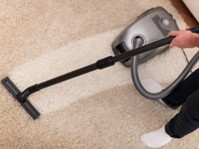 Posyp i odkurz – dywan pachnie jak nowy. Amerykański trik działa lepiej, niż myślisz