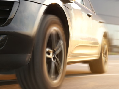 Trzaski z zawieszenia przed zakrętem. Ignorowanie ich źle się kończy