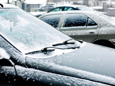 Zamiast wyrzucać do kosza, weź zimą do samochodu. Efekt cię zaskoczy