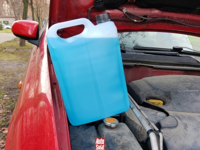 Czy warto kupować drogi zimowy płyn do spryskiwaczy? Skład zależy od ceny i może się mocno różnić