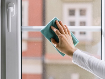 Zamiast wylewać, umyj okna. Zadziała jak tarcza na brud. Szyby będą błyszczeć tygodniami