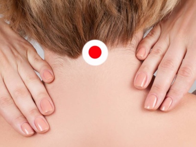 Przyłóż kostkę lodu do szyi. Efekt cię zaskoczy