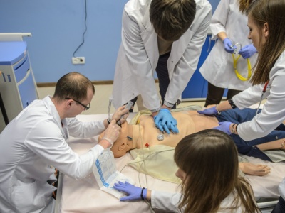 Nie umieją pobrać krwi ani założyć cewnika. Likwidacja stażu jeszcze pogorszy jakość kształcenia medyków