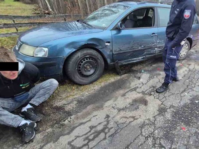 Pijany kierowca dmuchnął w alkomat i zaczął uciekać. Ucieczkę zakończył uderzeniem w radiowóz