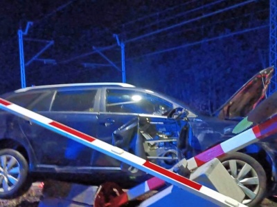 Pijany kierowca staranował sygnalizator. Groźny wypadek przed przejazdem kolejowym NAGRANIE