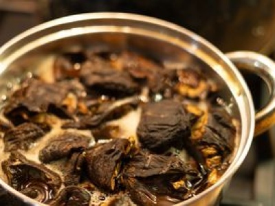 Dodaj do wody do moczenia grzybów. Będą pełne smaku, a cała gorycz zniknie