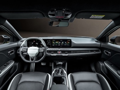 Nowa Kia przyciąga „tanim automatem” i długością jak Omoda 5. Jest niższa, żeby palić mniej, a mimo to ma większy bagażnik