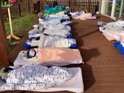 „Bliskość natury” w praktyce. Zimowe leżakowanie olsztyńskich maluchów hitem Internetu