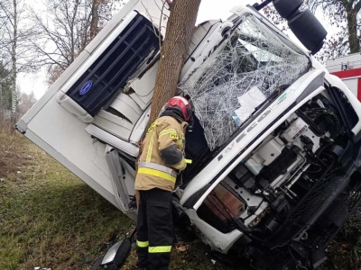 Kierujący ciężarówką zjechał do rowu i uderzył w drzewo