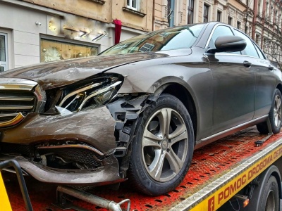 Zderzenie BMW i Mercedesa w centrum Ostrowa