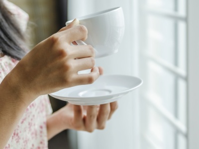 Polacy dodają do kawy bez opamiętania. Rujnuje zdrowie bardziej niż cukier