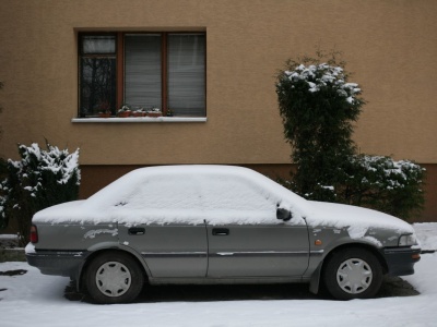 Zanim odpalisz auto zimą, zrób jedną rzecz. Nie chodzi o odśnieżanie. Ekspertka ostrzega