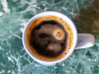 Uboczne skutki kawy. „Jedno z najczęstszych zanieczyszczeń w rzekach”