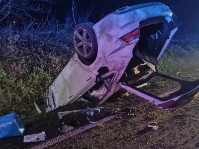 Auto na dachu w rowie. Groźne zdarzenie drogowe