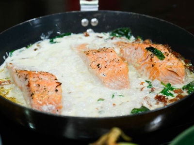 Ten jeden trik zmienia łososia w restauracyjny hit. Zachwyci podniebienia wszystkich domowników