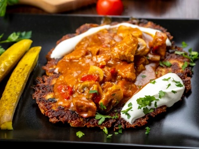 Fenomenalny przepis na gulasz do placka po węgiersku. Tego dania nie można przebić