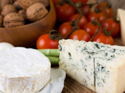 Seniorzy powinni jeść go częściej. Ten ser działa lepiej niż suplementy