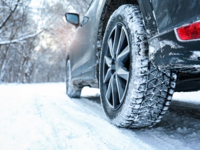 Jazda na letnich oponach zimą? Prawnicy ostrzegają i wcale nie chodzi o mandat