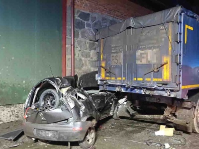 Śmiertelny wypadek w Rąbczynie. Bok Opla zmiażdżony, nie żyje młody kierowca