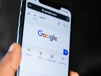 Podmienianie nagłówków artykułów przez AI bez wiedzy portali Google nazywa „małym eksperymentem”