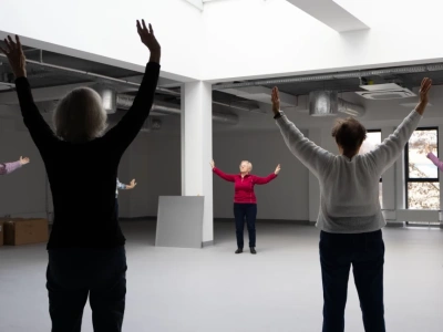 Seniorki z klubu To i Owo latem ćwiczyły w parku, teraz zajęcia Tai Chi kontynuują na sali