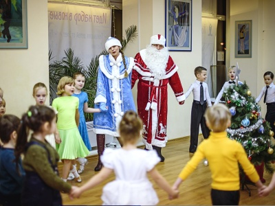 Wychowawczyni dała dzieciom czekoladowe mikołaje. 