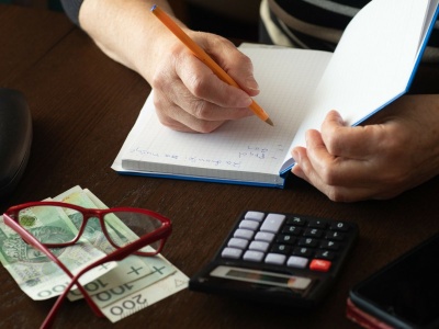 Seniorzy rezygnują z 13. i 14. emerytury, żeby zyskać więcej. Polacy nie wiedzą o tej uldze