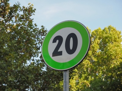 Nowe znaki drogowe będą miały zieloną obwódkę. Kierowcy reagują natychmiast