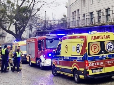 Dramat w Gdyni. Od śmierci dzieliły ich sekundy. Rodzice i noworodek trafili do szpitala