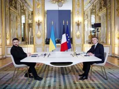 Paryż. Zełenski rozmawiał z Macronem. Odwiedził firmę produkującą myśliwce Rafale