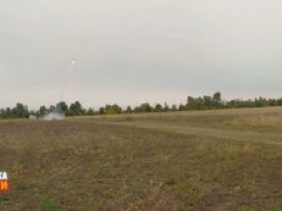 Są koszmarem obydwu stron wojny w Ukrainie. Ten robot pozwala je usunąć