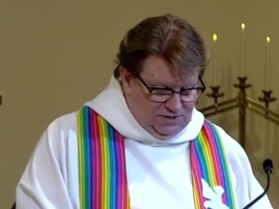 Duchowny zmienił płeć. W Polsce by to nie przeszło, a tam nawet biskup się zgodził