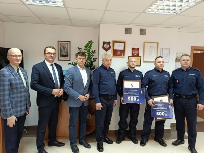 Podziękowania i wyrazy uznania dla dwóch funkcjonariuszy. Wynieśli 64-latka z płonącego budynku