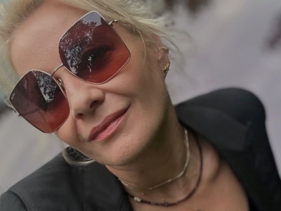 Wydłuża nogi i optycznie wysmukla. Marynarka Kożuchowskiej zrobi furorę na wigiliach firmowych