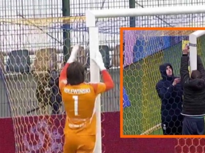 Kuriozalne sceny na Pucharze Polski. Zepsutą bramkę sklejali taśmą