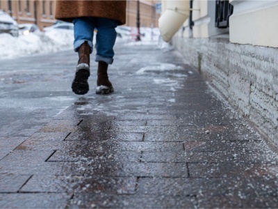 Tak zwalczysz lód na chodniku. Niszczycielska sól idzie w zapomnienie. Opcji jest kilka