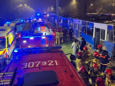 11 osób trafiło do szpitali po zderzeniu tramwajów w Krakowie. Wojewoda dziękuje