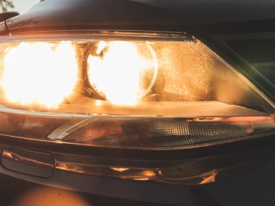 Światła mijania świecą słabo? Te triki przywrócą im blask