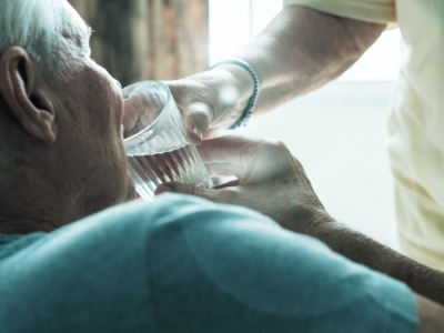 Pracował w DPS, zarabiał 2800 zł na rękę. 