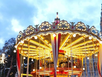 Grzaniec na jarmarku w Warszawie po 20 zł. Wiemy, ile kosztuje w Wiedniu