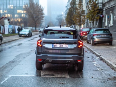 Nowa Dacia Bigster z LPG kontra Volkswagen Passat e-TSI. Spalanie, koszty i dotrysk benzyny