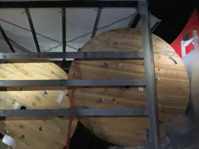 Ładunek przesunął się w naczepie i uderzył w ciągnik – problem z 5-tonowymi bębnami