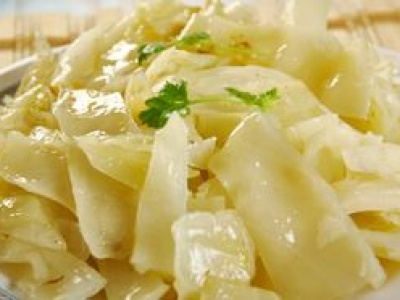 Do obiadu robię duszoną kapustę. Przepis przywiozła z Irlandii moja sąsiadka