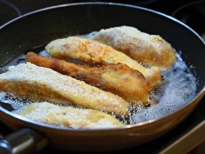 Jak usmażyć rybę, żeby się nie rozpadła? Wsyp odrobinę na gorącą patelnię