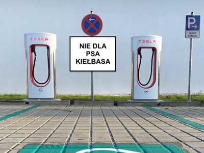 Chciał naładować auto elektryczne na stacji ładowania. Teraz wyśmiewają go w internecie