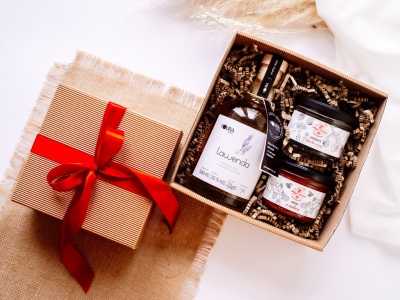 Świąteczne paczki z wyjątkowymi produktami i personalizacją